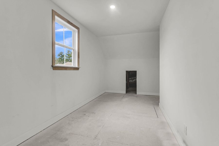 Spacious, unfurnished interior of a new home in Tidewater at Lakes of Cane Bay, Summerville (Image 26).
