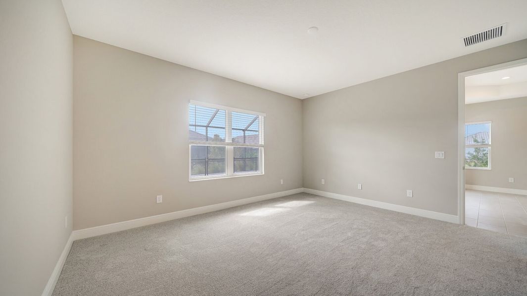 Spacious, unfurnished interior of a new home in Windward, Sarasota (Image 20).