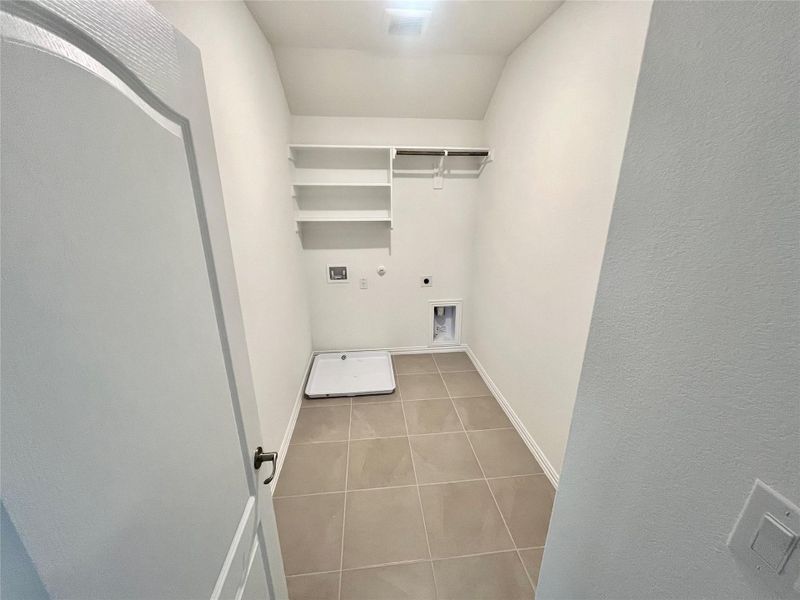 Spacious, unfurnished interior of a new home in Briarwood, Elgin (Image 6).