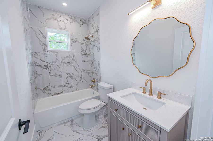 Furnished interior view inside a new home in , Bandera (Image 3).