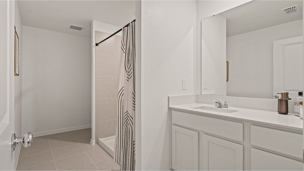 Florida CORE P003 Crest Owners Bath 1of2 F1 Base3 6 9 25