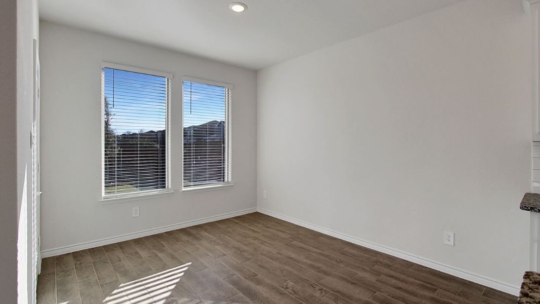 Spacious, unfurnished interior of a new home in Prairie Oaks, Oak Point (Image 15).
