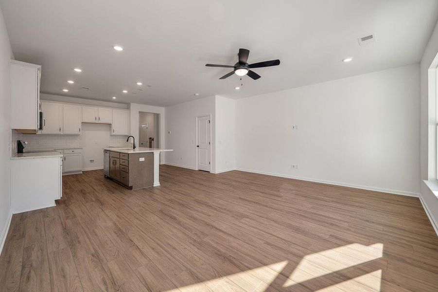 Spacious, unfurnished interior of a new home in The Landings at Montague, Goose Creek (Image 6).