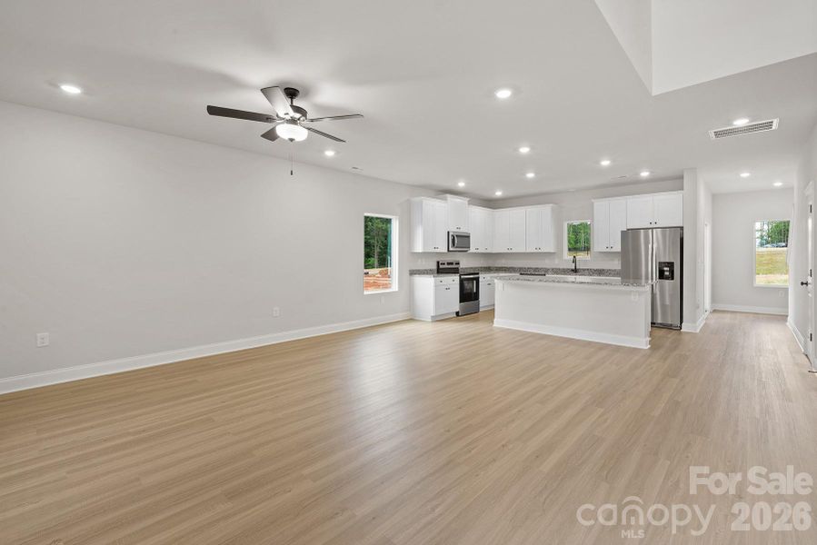 Spacious, unfurnished interior of a new home in Ascot Woods, Charlotte (Image 10).