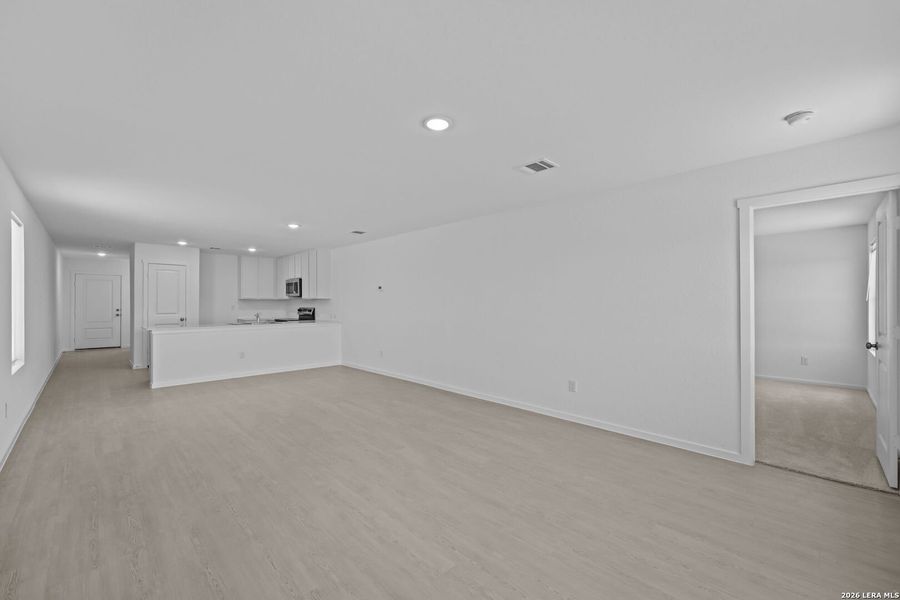 Spacious, unfurnished interior of a new home in Guadalupe Ridge, New Braunfels (Image 18).