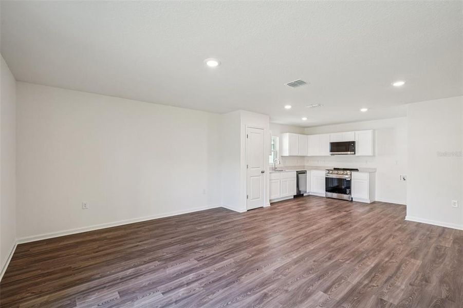 Spacious, unfurnished interior of a new home in Marion Oaks, Ocala (Image 19).