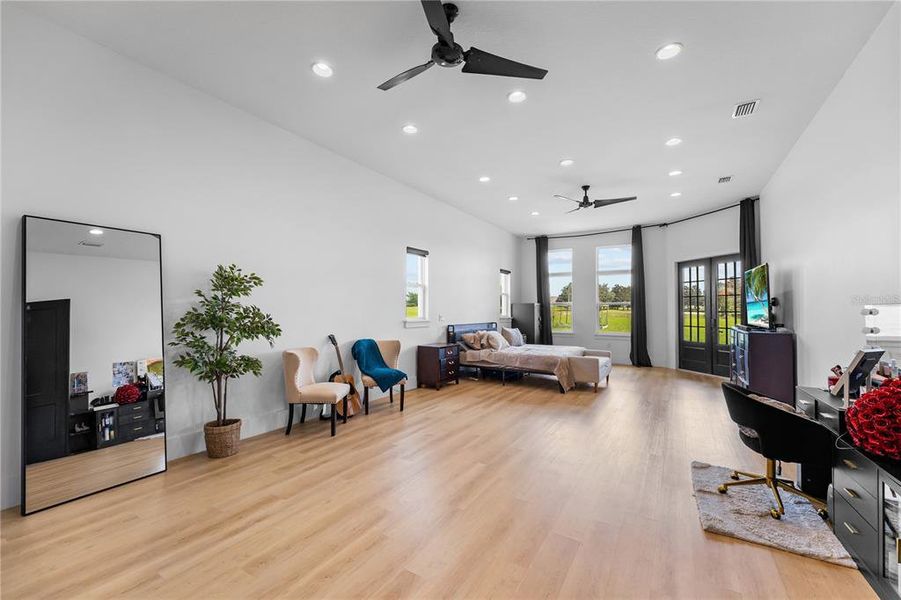 Furnished interior view inside a new home in , Groveland (Image 37).