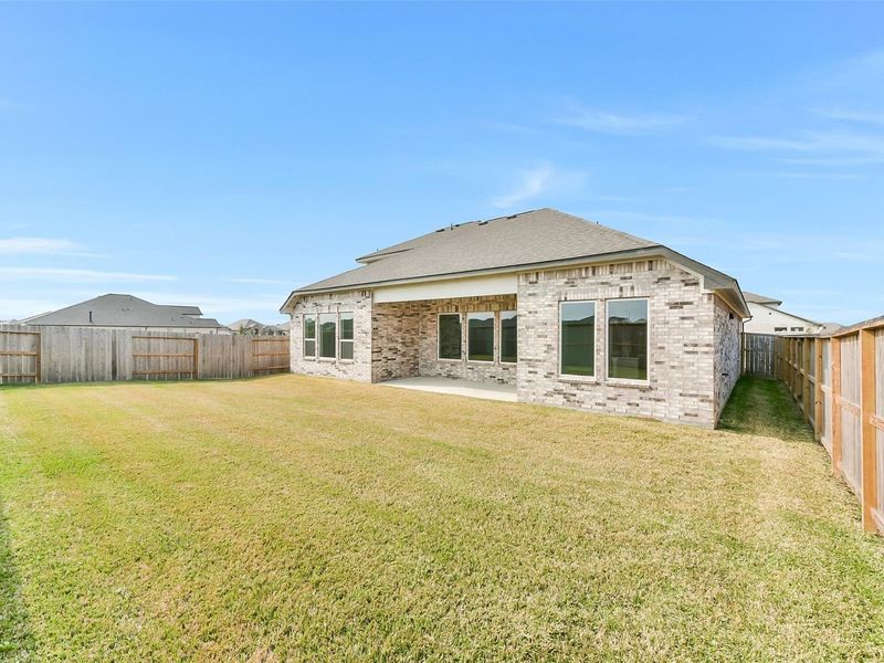 Exterior details and patio area of a home in Lago Mar, Texas City (Image 4).