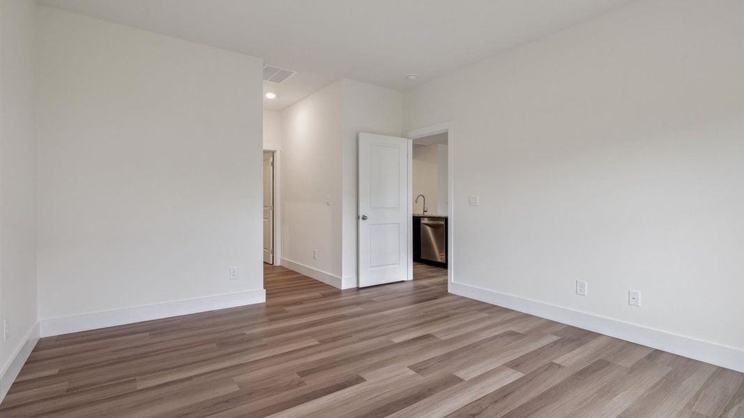 Spacious, unfurnished interior of a new home in Millstone Village, Morristown (Image 19).