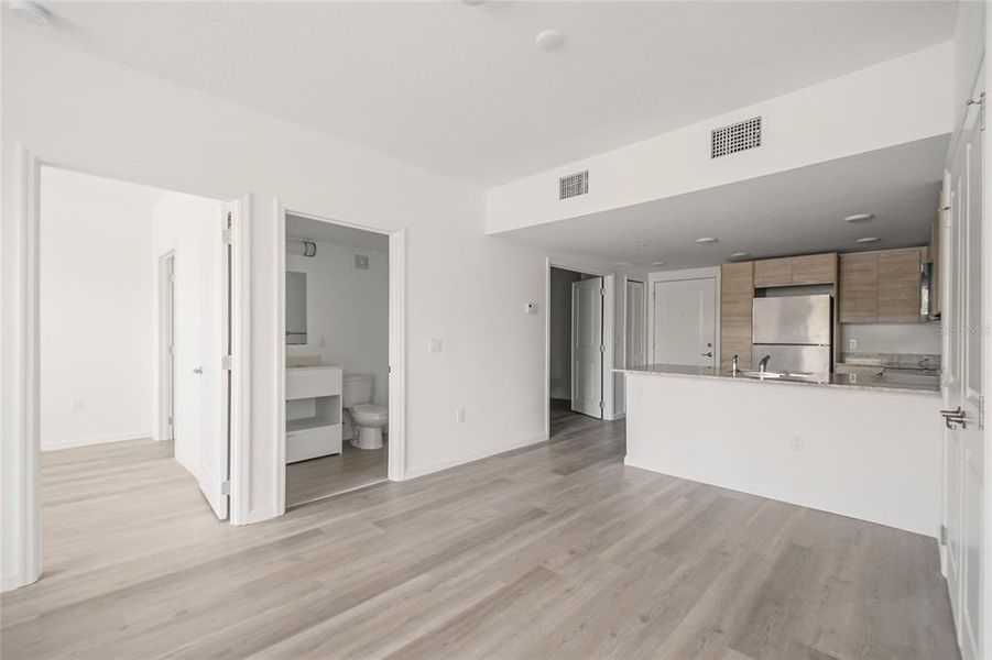 Spacious, unfurnished interior of a new home in , Orlando (Image 38).