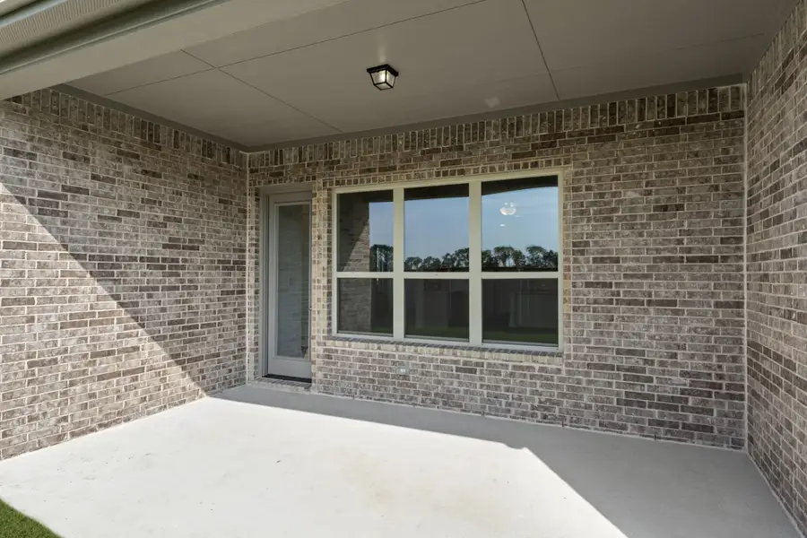 Exterior details and patio area of a home in River Ranch, Van (Image 3).