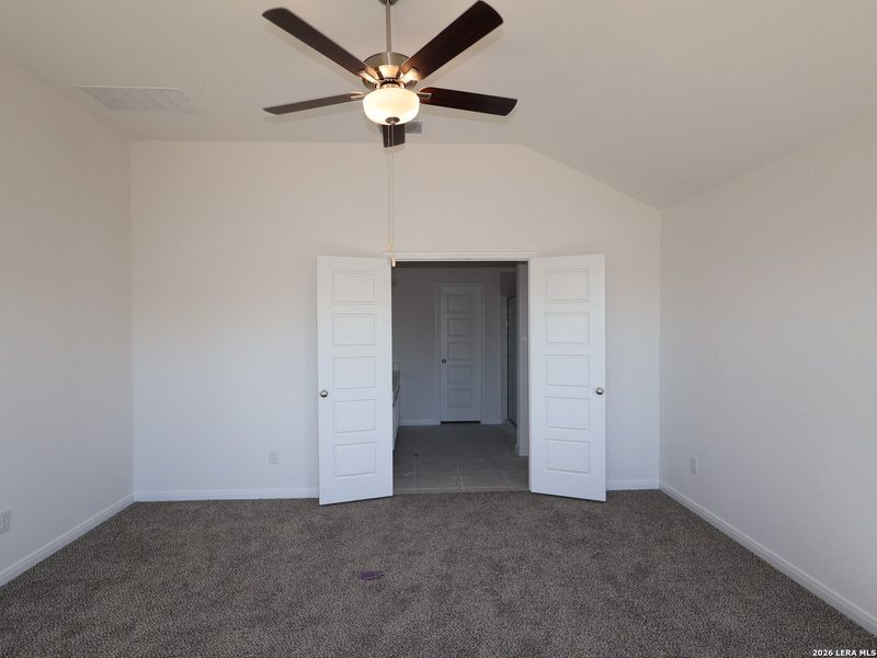 Spacious, unfurnished interior of a new home in Hunters Ranch, San Antonio (Image 19).