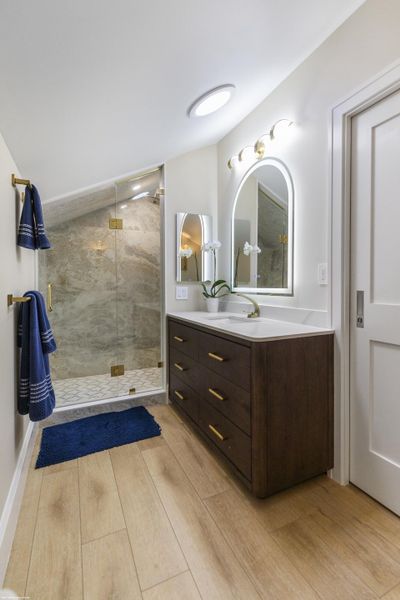 Manager's Apartment Full Bathroom