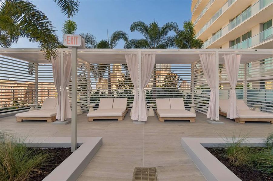 Condo located in St. Petersburg, FL showcasing its design and architecture (Image 3).