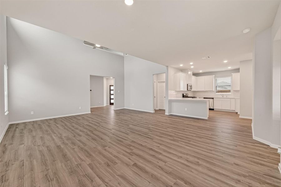 Spacious, unfurnished interior of a new home in Sunterra, Katy (Image 33).