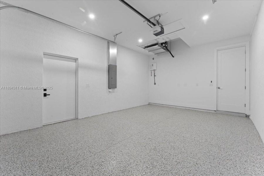 Spacious, unfurnished interior of a new home in , Lehigh Acres (Image 16).