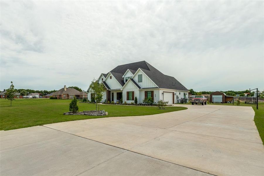Long, wide concrete driveway where kids can ride bikes or you can set up your own pickleball tournament! Long, wide concrete driveway where kids can ride bikes or you can set up your own pickleball tournament!