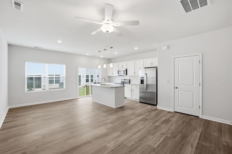 Spacious, unfurnished interior of a new home in Sloan Station, Charlotte (Image 15).