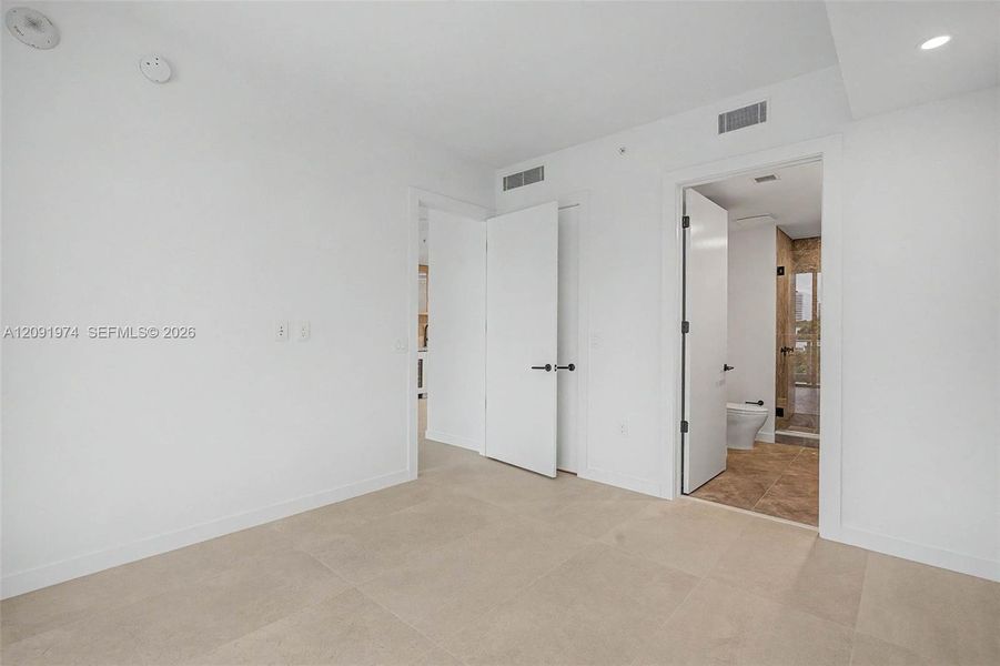 Spacious, unfurnished interior of a new home in , Miami (Image 10).