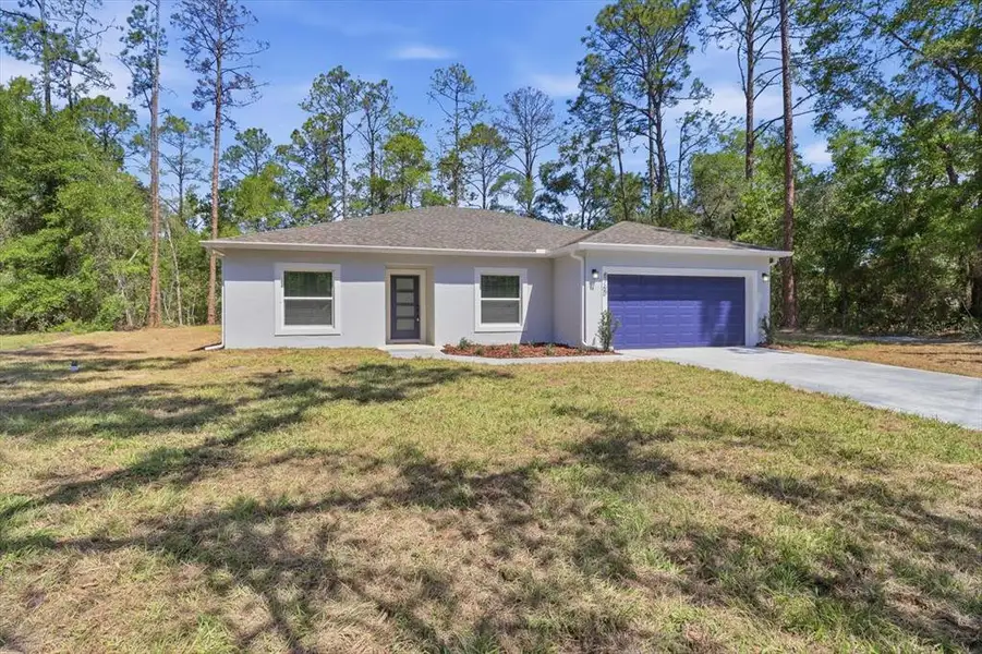 Exterior details and patio area of a home in , Dunnellon (Image 3).