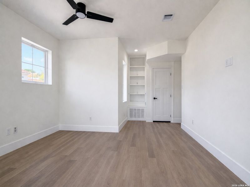 Spacious, unfurnished interior of a new home in , San Antonio (Image 38).