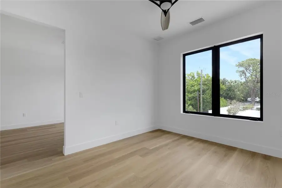 Spacious, unfurnished interior of a new home in , Sarasota (Image 25).