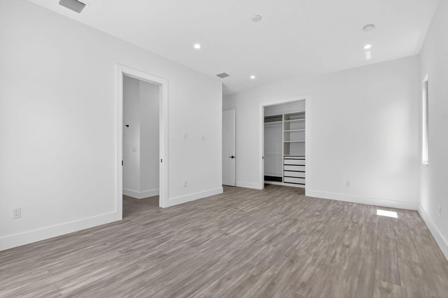 Spacious, unfurnished interior of a new home in , Palm Springs (Image 20).