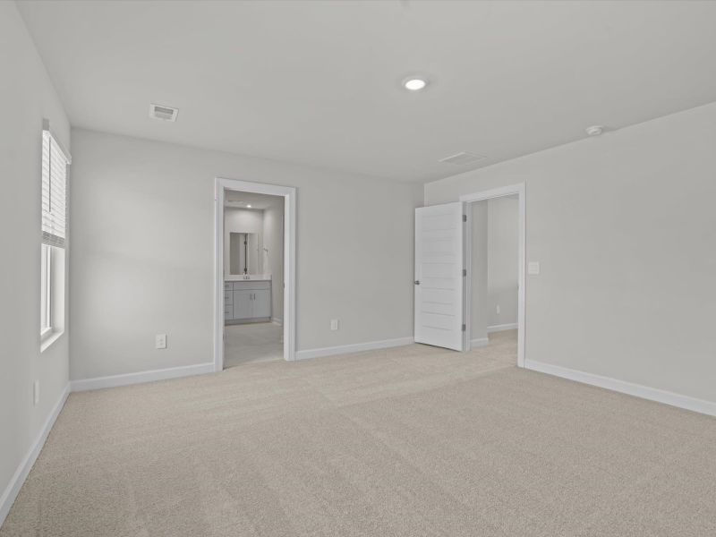 Spacious, unfurnished interior of a new home in Creek Ridge - Heritage Collection, Spartanburg (Image 17).