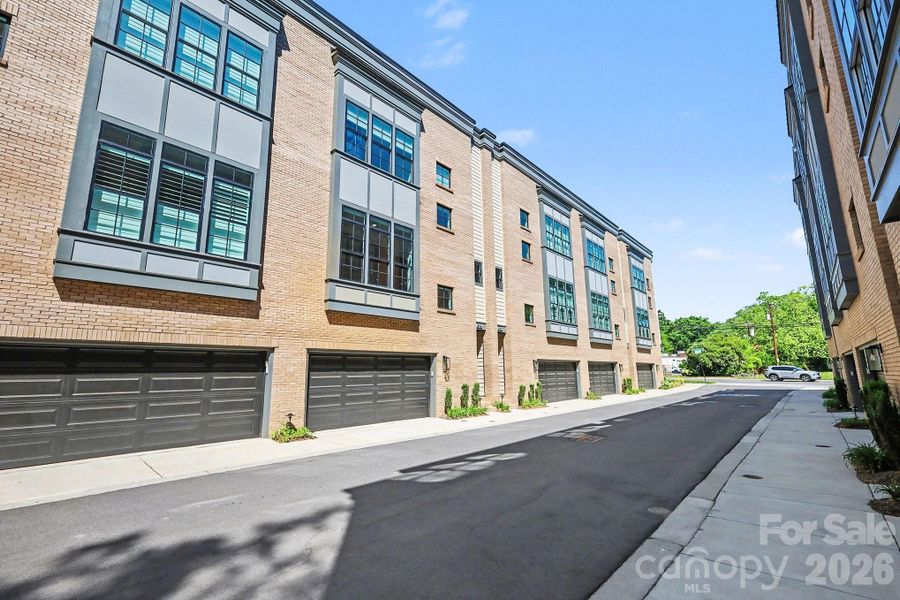 Condo located in Charlotte, NC showcasing its design and architecture (Image 3).
