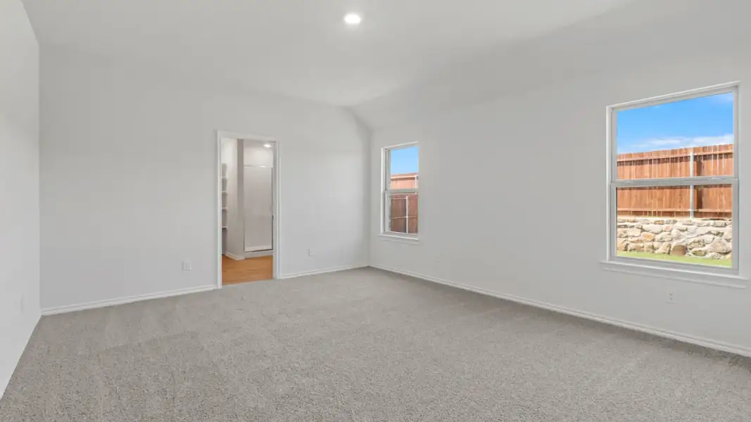Spacious, unfurnished interior of a new home in Saddlebrook, Waxahachie (Image 14).