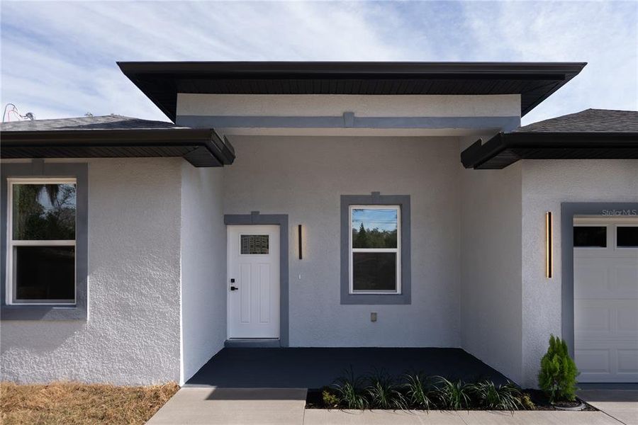 Exterior details and patio area of a home in , Apopka (Image 3).