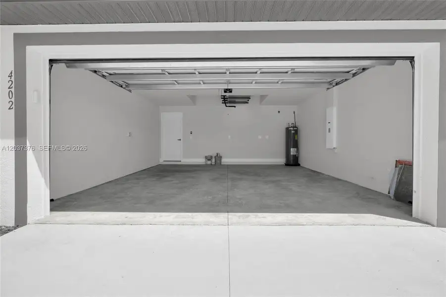 Spacious, unfurnished interior of a new home in , Lehigh Acres (Image 45).