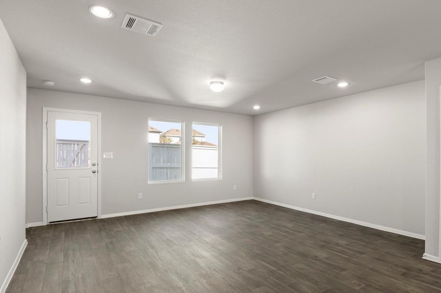Spacious, unfurnished interior of a new home in Harvest Ridge, Elgin (Image 15).