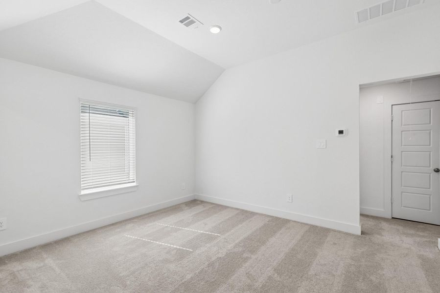 Spacious, unfurnished interior of a new home in Lone Star Landing, Montgomery (Image 18).