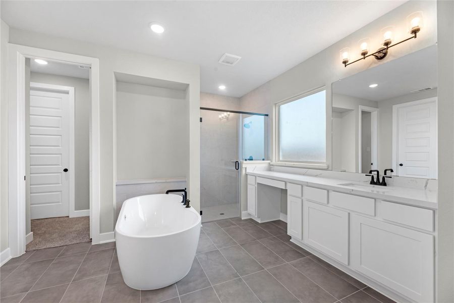 Furnished interior view inside a new home in Sienna, Missouri City (Image 8).