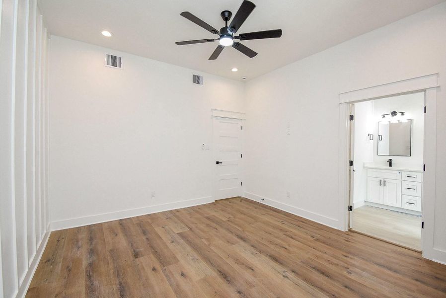 Spacious, unfurnished interior of a new home in , Houston (Image 16).