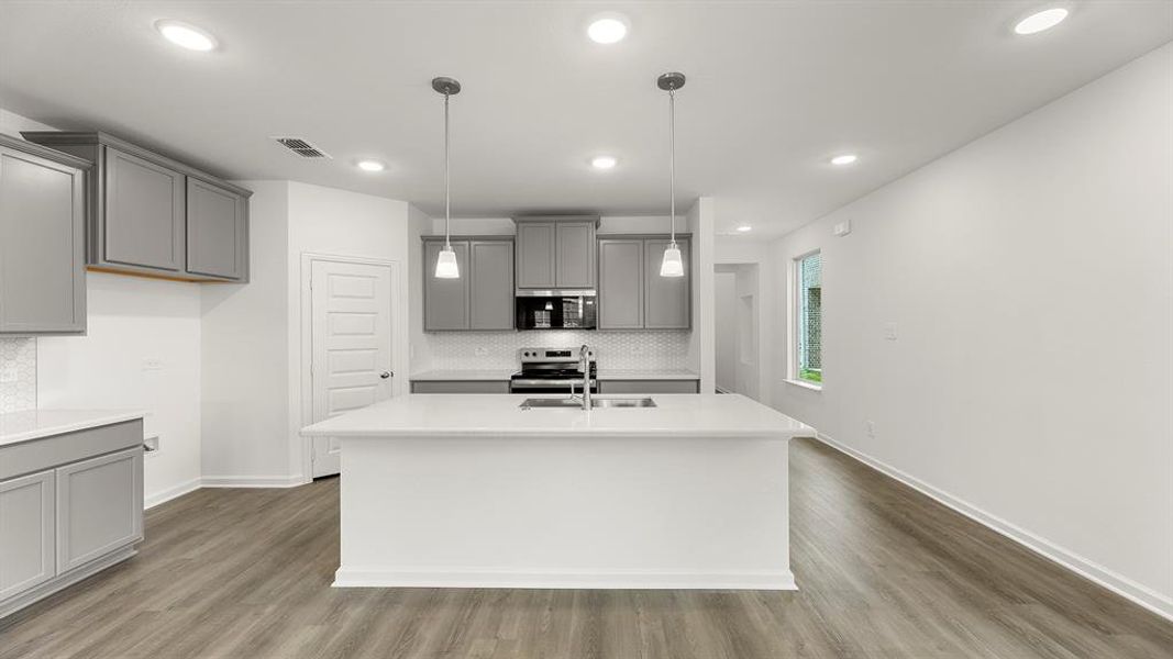 06. 1716 Edgeway - Kitchen