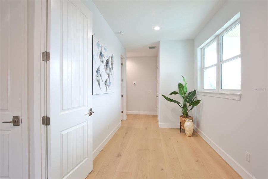 Spacious, unfurnished interior of a new home in , Sarasota (Image 18).