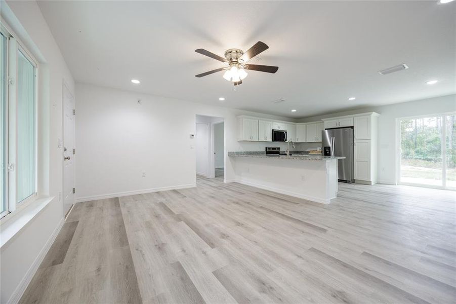 Spacious, unfurnished interior of a new home in , Williston (Image 24).