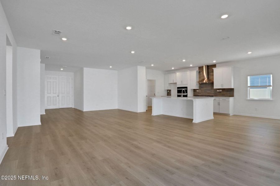 Spacious, unfurnished interior of a new home in Jennings Farm, Middleburg (Image 19).