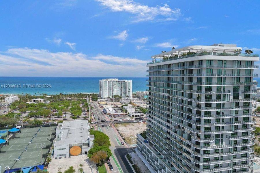 Condo located in Miami Beach, FL showcasing its design and architecture (Image 27).