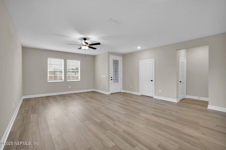Spacious, unfurnished interior of a new home in Jennings Farm, Middleburg (Image 14).