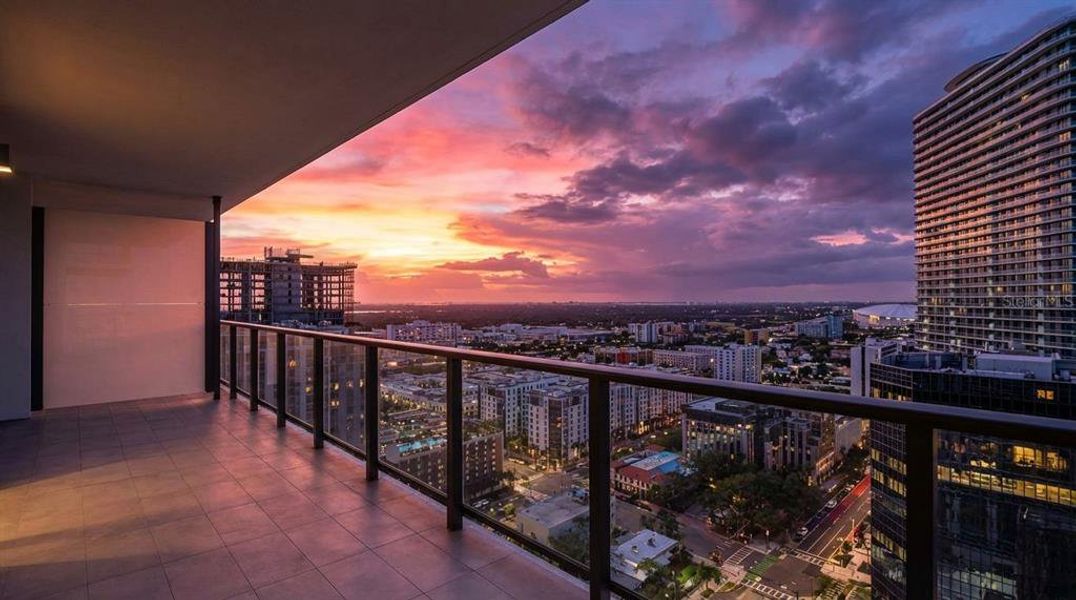 Condo located in St. Petersburg, FL showcasing its design and architecture (Image 49).