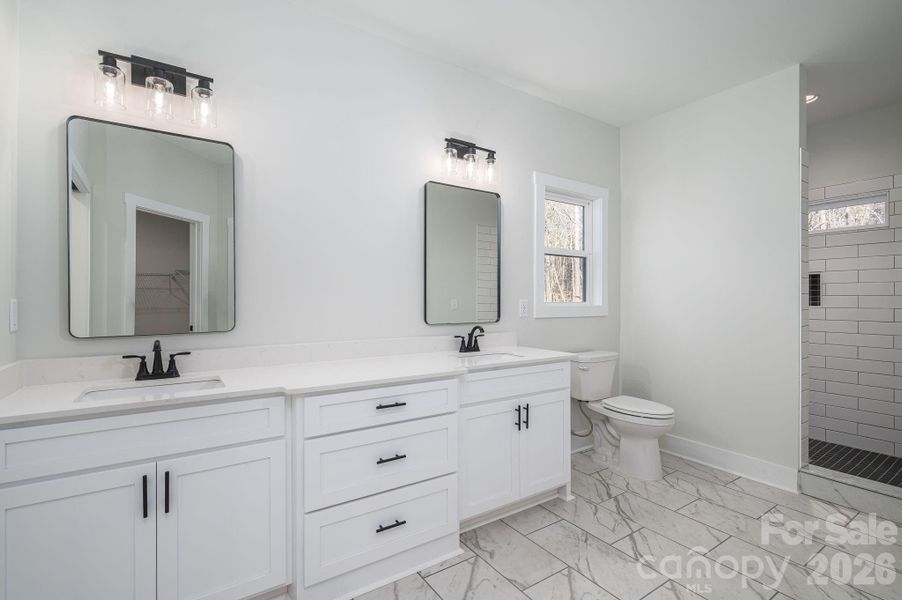 Primary En-suite bathroom with walk-in shower and double sinks