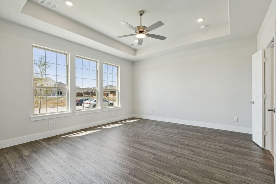 Spacious, unfurnished interior of a new home in Dove Hollow, Waxahachie (Image 28).