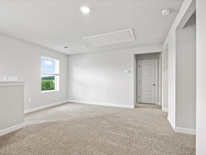 Spacious, unfurnished interior of a new home in Village at White Pine, Pendleton (Image 17).