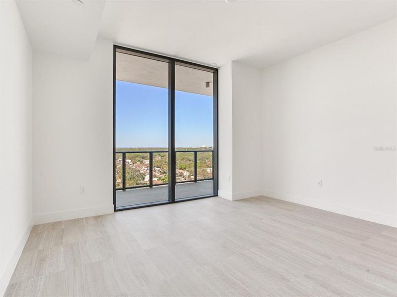 Spacious, unfurnished interior of a new home in , Tampa (Image 29).