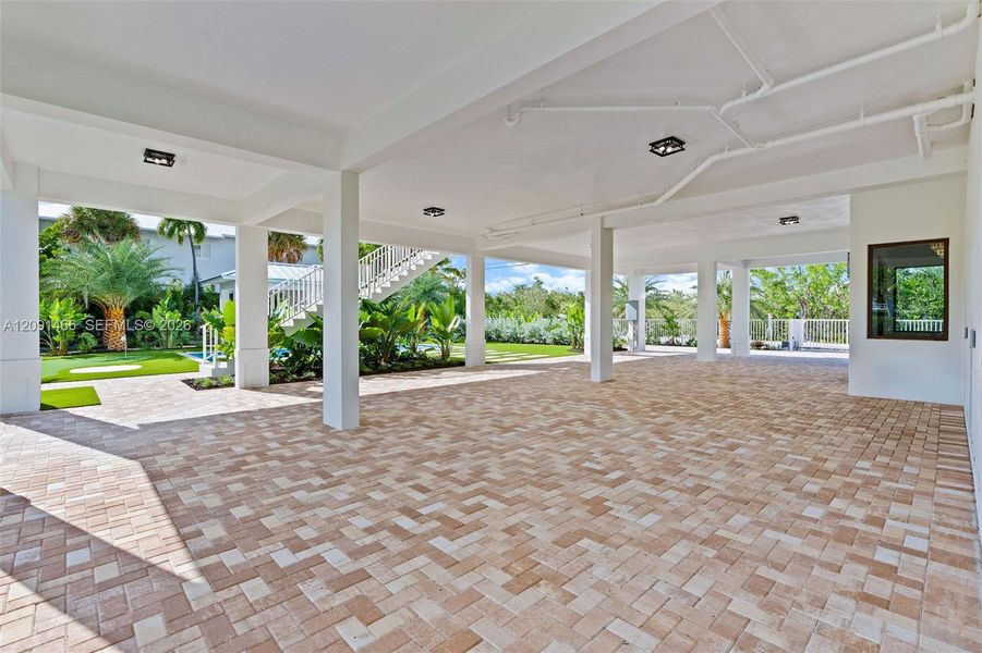 Exterior details and patio area of a home in , Tavernier (Image 27).