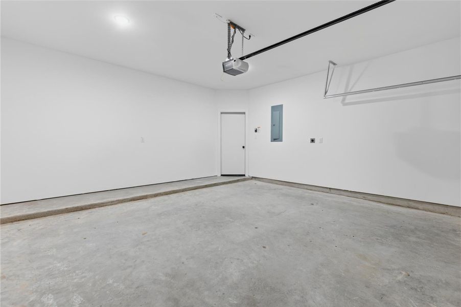 Spacious, unfurnished interior of a new home in , Houston (Image 28).