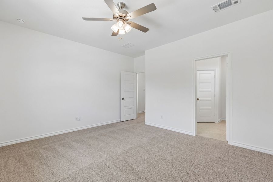 Spacious, unfurnished interior of a new home in Eagle Cove, Denton (Image 24).